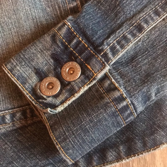 BRODY Medium Wash Denim Fitted Jean Jacket - Picture 3 of 11